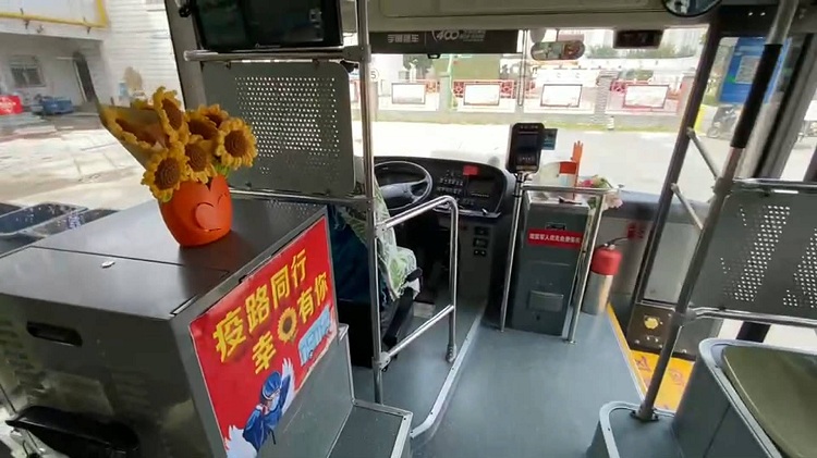 超级温馨！郑州女公交司机手工钩织“秋天的第一束向日葵”  免费送给医护人员