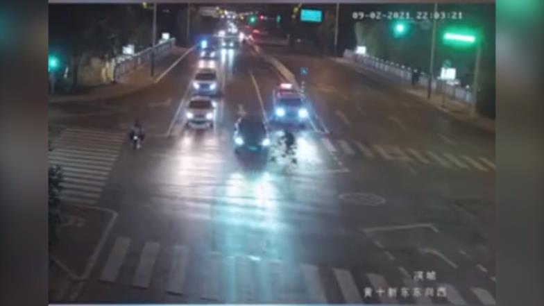滨州一自行车随意闯黄灯 被撞还要负全责
