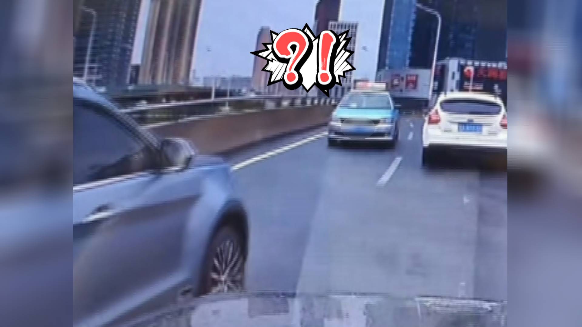 出租车高架桥上倒着开 交警：路滑甩尾事出有因 不处罚