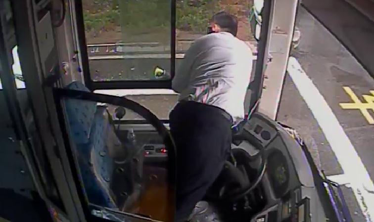 温度记 | 济南一公交司机见男子冒雨修车，从窗口扔下自己的雨伞