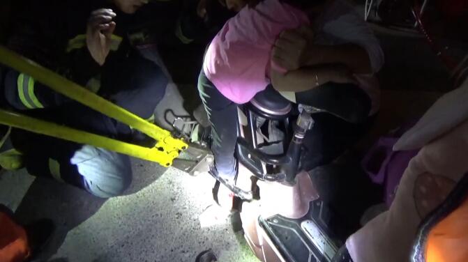 临沂一女童右脚卷入电动车后轮 消防员破拆车架救人