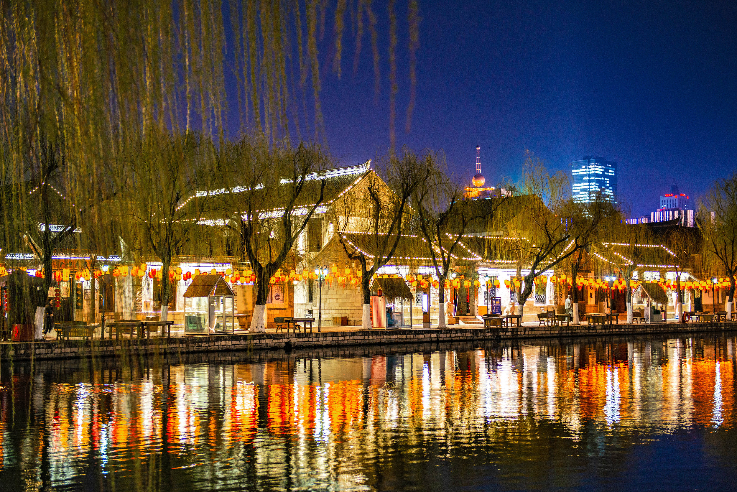 4,济南·百花洲历史文化街区 烟波与客同樽酒,风月全家上采舟.