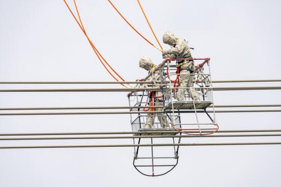 国网山东电力带电作业人员进入等电位(徐可  摄)