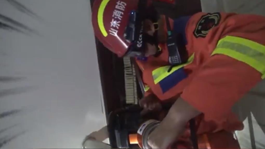 滨州一婴儿被反锁家中 消防人员破门救援