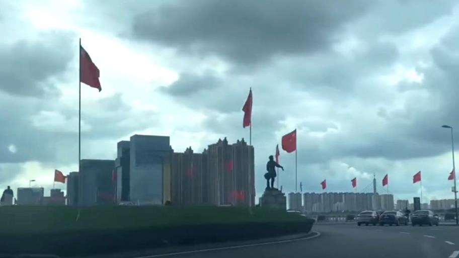 國慶假期即將來臨，一面面五星紅旗迎風飄揚在濱州街頭
