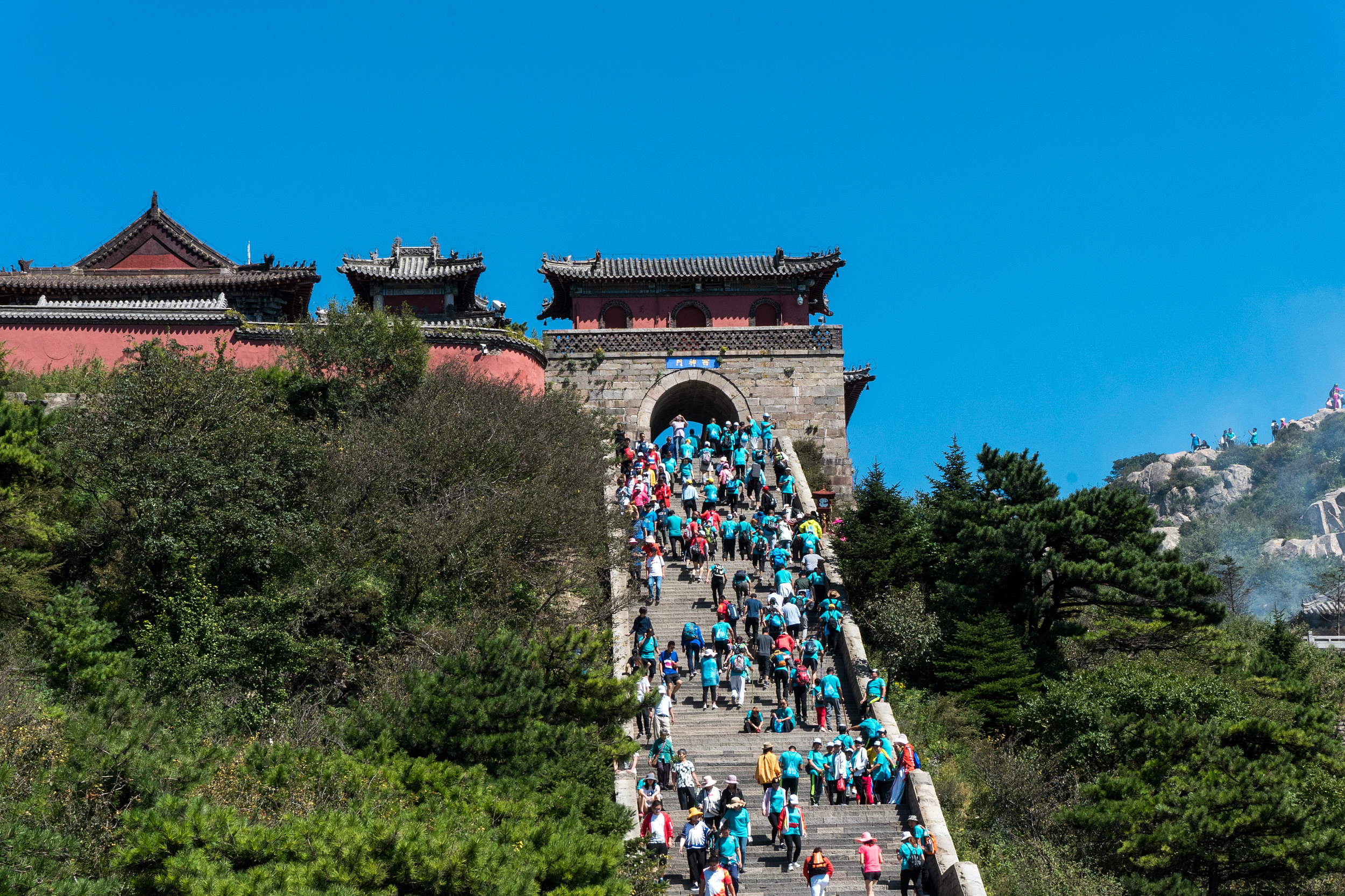 共1600个免费车位),泰山景区游客换乘中心停车场(泰安市政府东生态