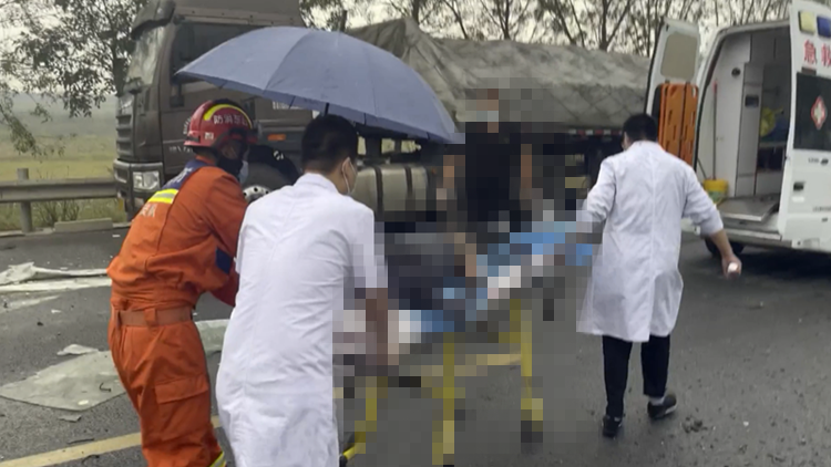 滨州：车祸致司机被困 消防员雨中撑伞守护