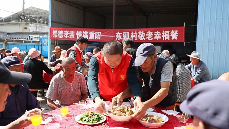邹城唐村镇3700名老人共享幸福餐 温暖满重阳