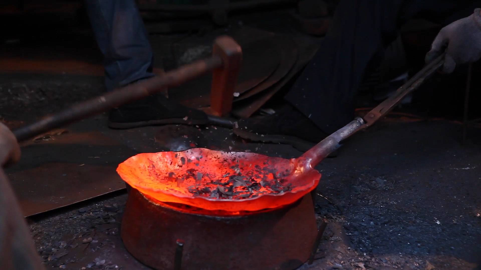 山东手造锻打三万六千锤明亮如镜的章丘铁锅原来是这样打造的