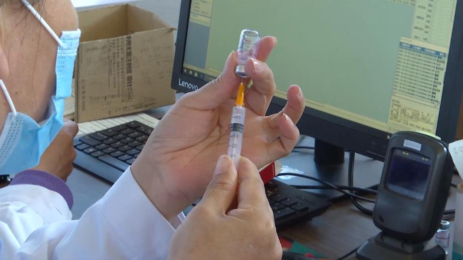 滨州阳信县市民接种新冠病毒疫苗加强针