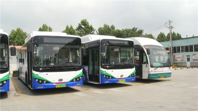 【疫情防控不放松】新上紫外线消毒系统 青岛公交车打造“无菌车厢”