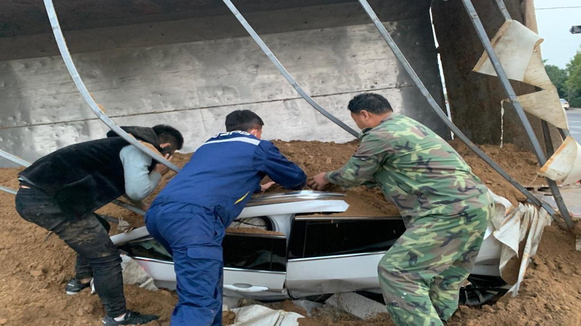 沙土車側翻壓扁SUV，三名油港工人徒手扒土緊急救援