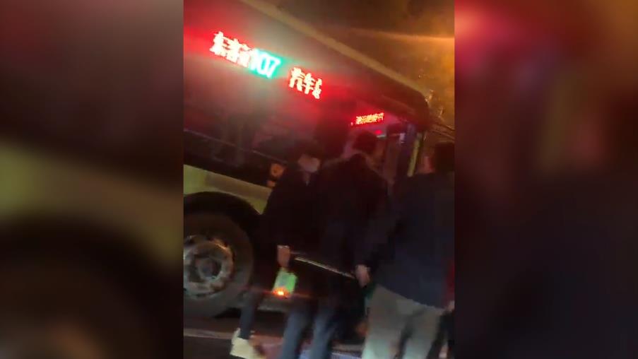 滨州一公交车驾驶员驾驶途中突发不适  紧急停靠车辆保乘客安全