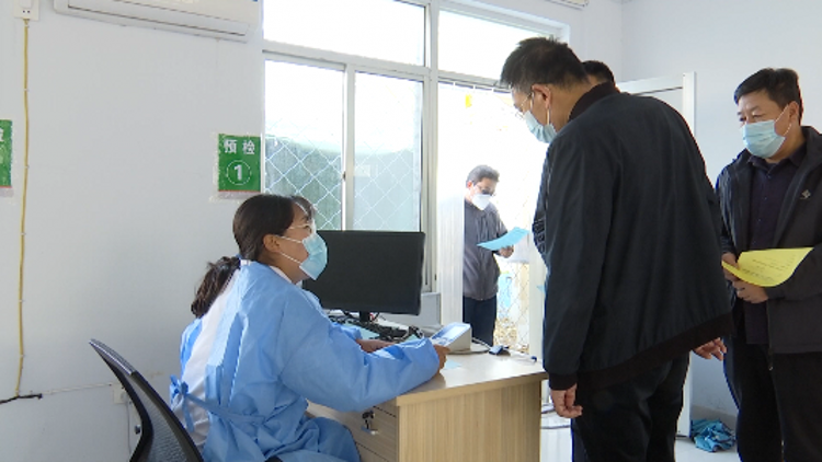 潍坊市坊子区：市民排队接种新冠疫苗“加强针” 日均接种量突破400剂次