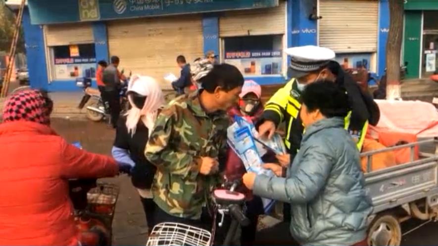 滨州沾化交警对村民开展道路交通安全宣传教育