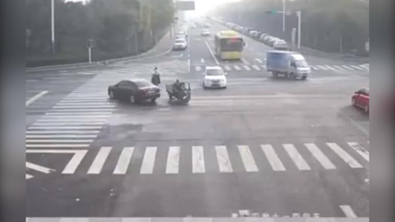 滨州一男子骑车看手机 被撞前一秒“仍然机不离手”