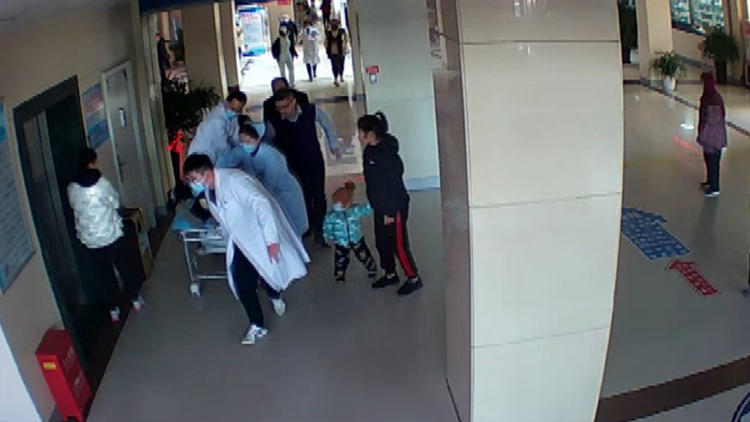 滨州：70岁老人心脏骤停 医生跪担架床急救抢回生命