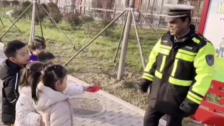 博兴：幼儿园小朋友给民警送上一朵小红花 叔叔您辛苦了！