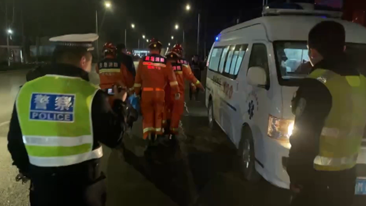 两车追尾一人被困 滨州消防8分钟紧急救援