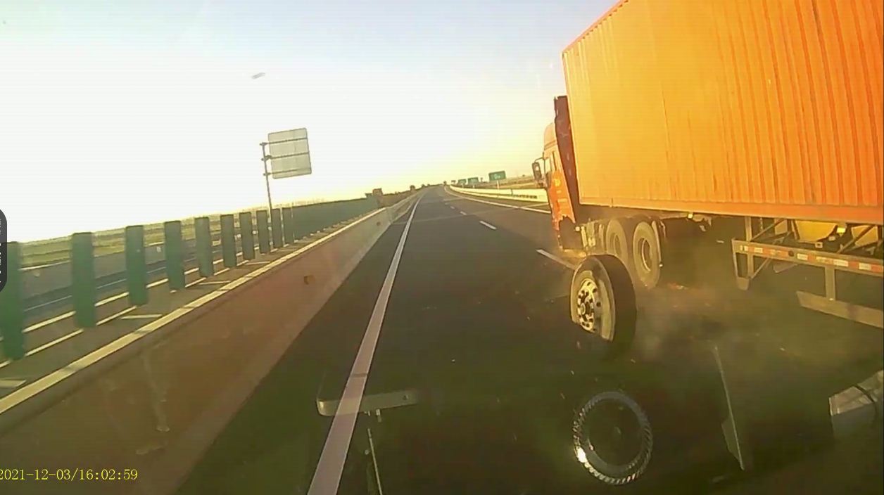 监控实拍：大货车高速行驶 轮胎突然掉落与后车碰撞