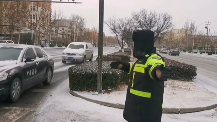 博兴公安交警以雪情为警情 迅速启动应急预案 确保道路交通安全畅通