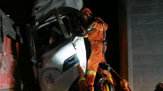 两车夜间追尾司机被困 济宁消防紧急救援