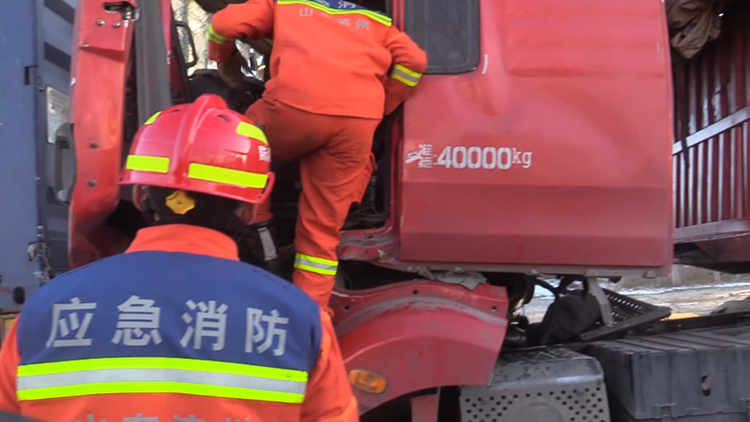 半挂车追尾司机被困驾驶室 滨州消防20分钟紧急救出