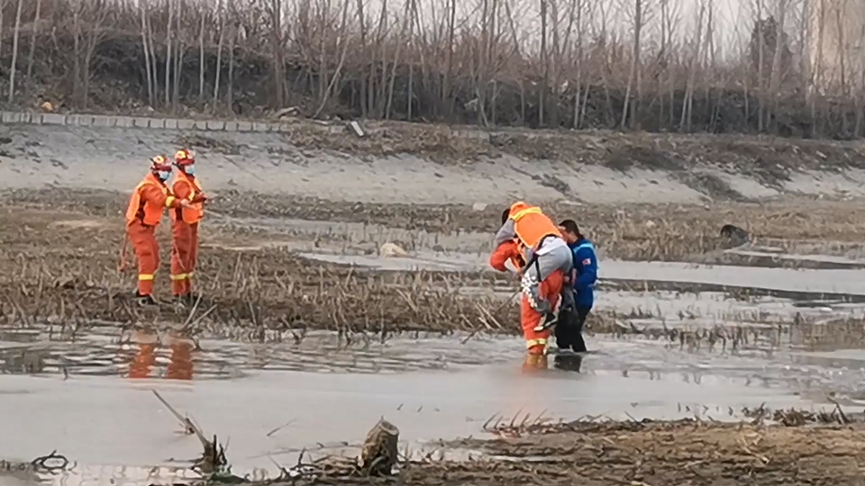 男孩河面沿冰玩耍不慎被困 济宁消防紧急救援