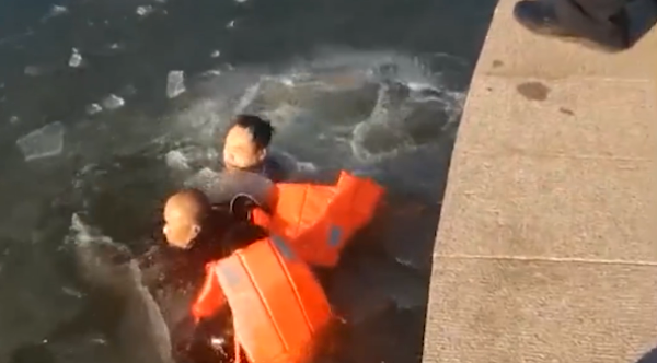 民警为救落水男子奋不顾身跳入结冰的河中 网友：听到了冰碎的声音，心疼！