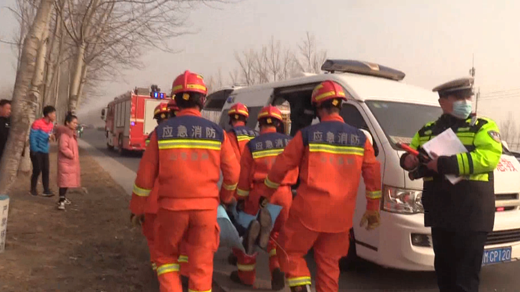 轿车追尾司机被困 滨州消防10分钟紧急救援