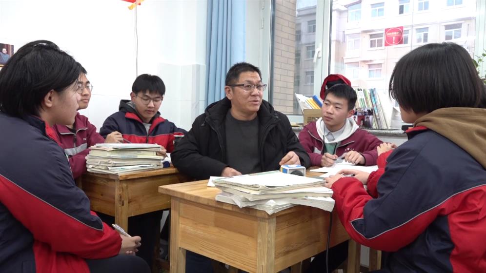 滨州一高三老师癌症手术后用手机检查班级学习 让人泪目