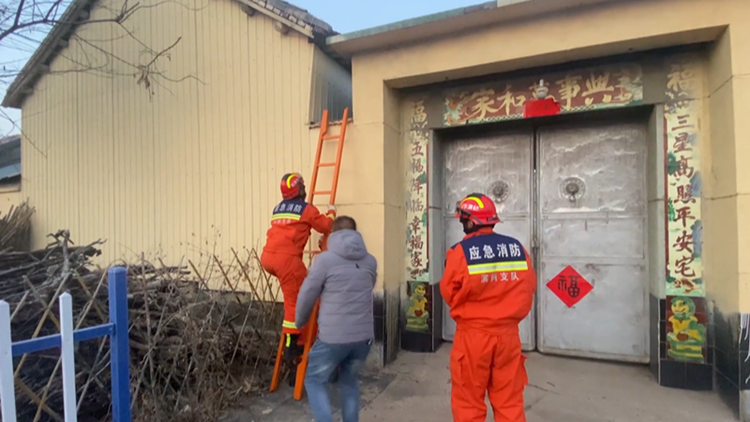 门锁损坏3人被困屋内 滨州消防翻墙破门救援