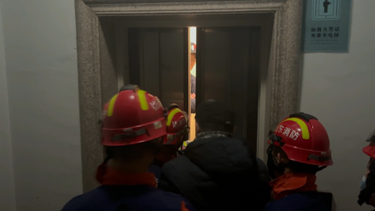 老人出门拜年被困电梯 滨州消防紧急救援