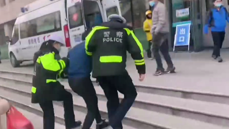 先去醫(yī)院錢不夠我?guī)е?博興交警護送患者就醫(yī)墊付醫(yī)療費受贊揚