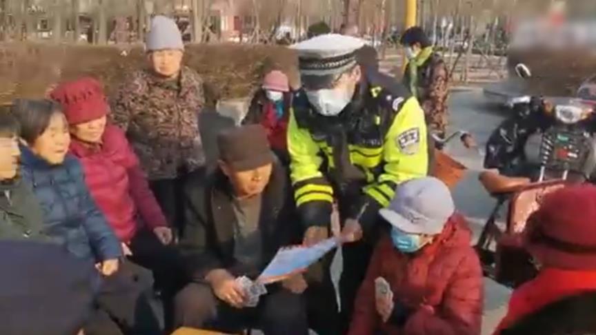 沾化交警結合老年人出行特點 進行道路交通安全宣傳教育