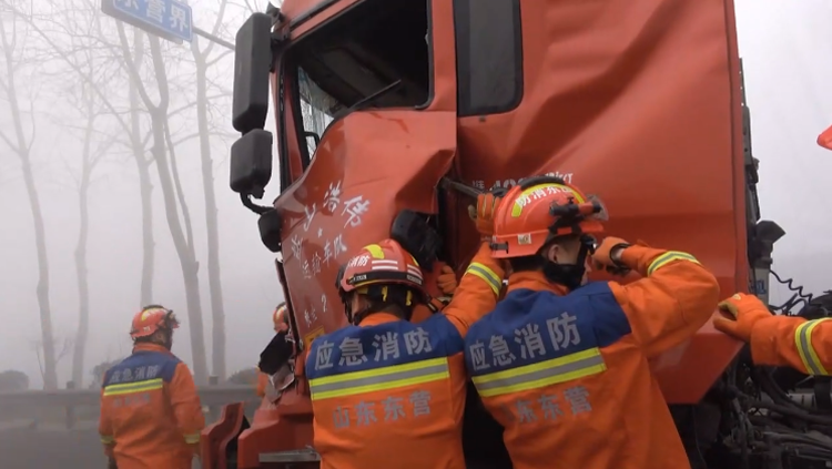 半挂车追尾导致司机被困 东营消防紧急救援
