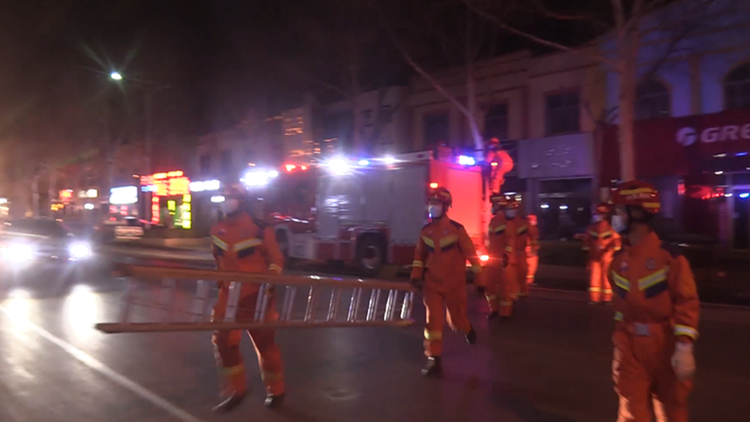 男子被困阳台 滨州消防紧急救援