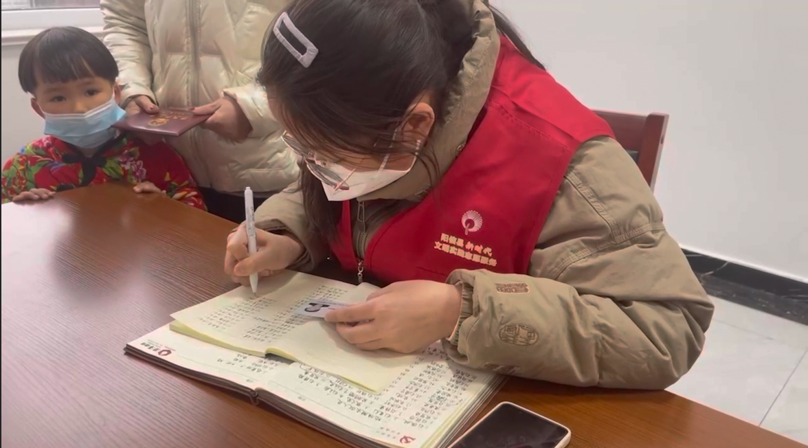 陽信一家三口穿上“志愿紅”投身疫情防控第一線
