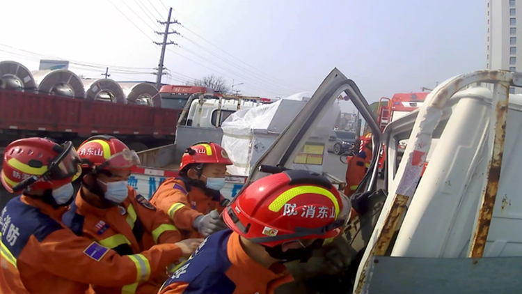 货车追尾一人被困 滨州消防紧急救援