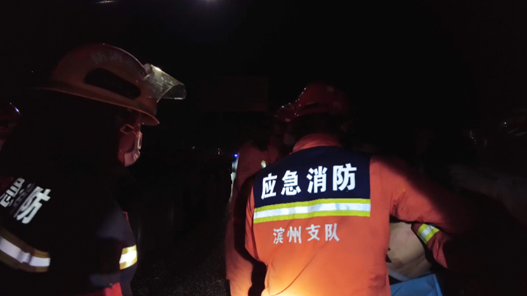 凌晨两车追尾一人被困 滨州消防25分钟紧急救援