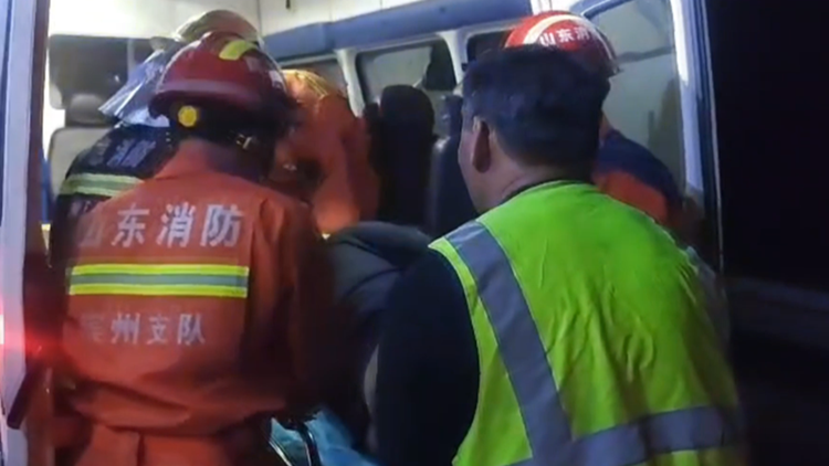 凌晨兩車追尾一人被困 濱州消防30分鐘緊急救援