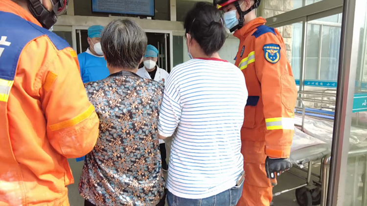 老人被搅面机“咬手” 滨州消防15分钟紧急救援