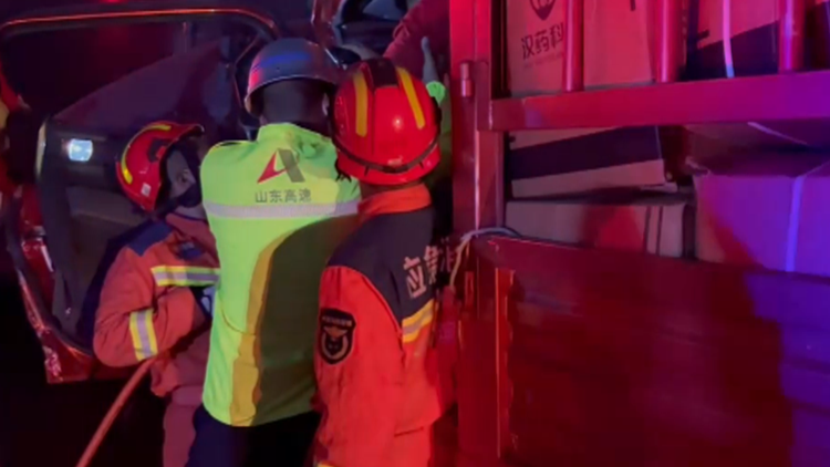 两车追尾一人被困 滨州消防15分钟紧急救援