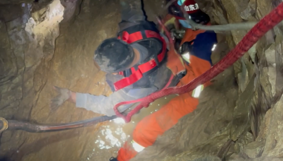 八旬老人坠入8米深井 ，枣庄消防紧急救援