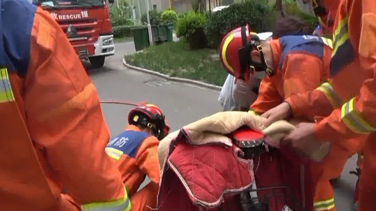 男童被电动车卡脚 滨州消防出手迅速救援