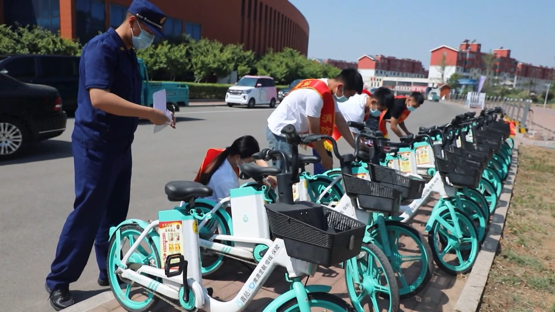 助力文明城市创建！枣庄峄城规范共享单车停放秩序