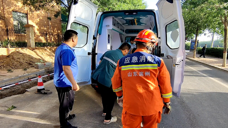 晨起遛弯老人不慎掉入路边沟 滨州消防紧急救援
