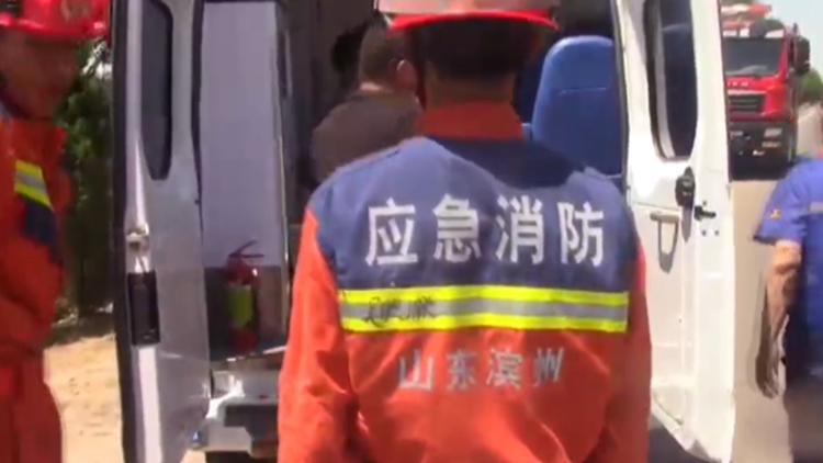 小轿车不幸“落水” 司机被困 滨州消防紧急救援