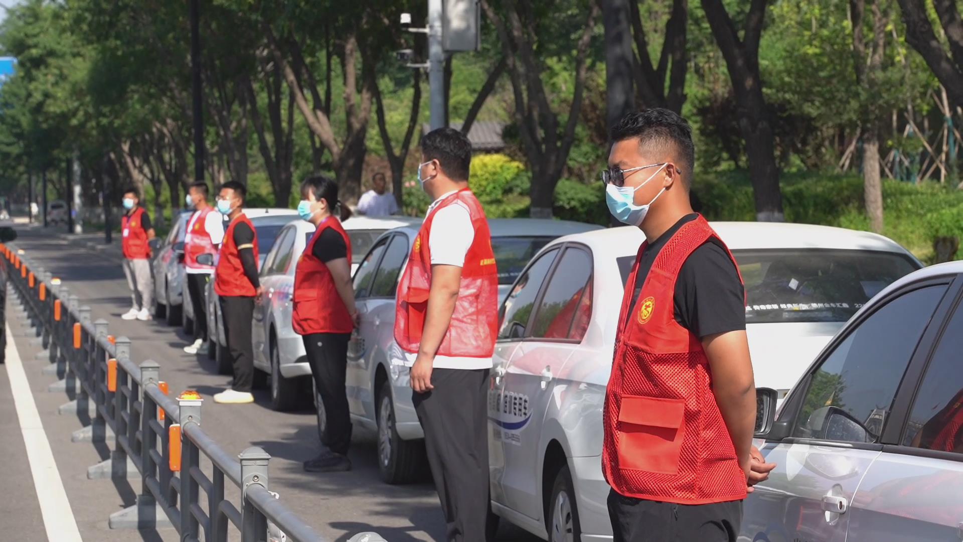 直通高考丨备好防暑物品组织爱心车队武城百余名志愿者护航高考