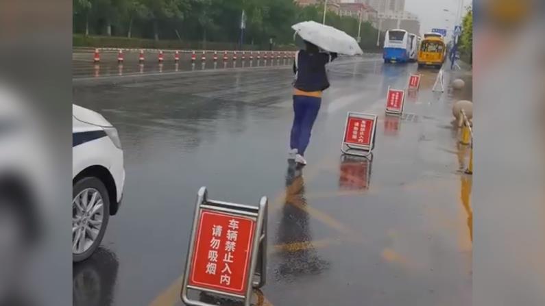 高考生因降雨打不到车 滨州滨城公安火速送考